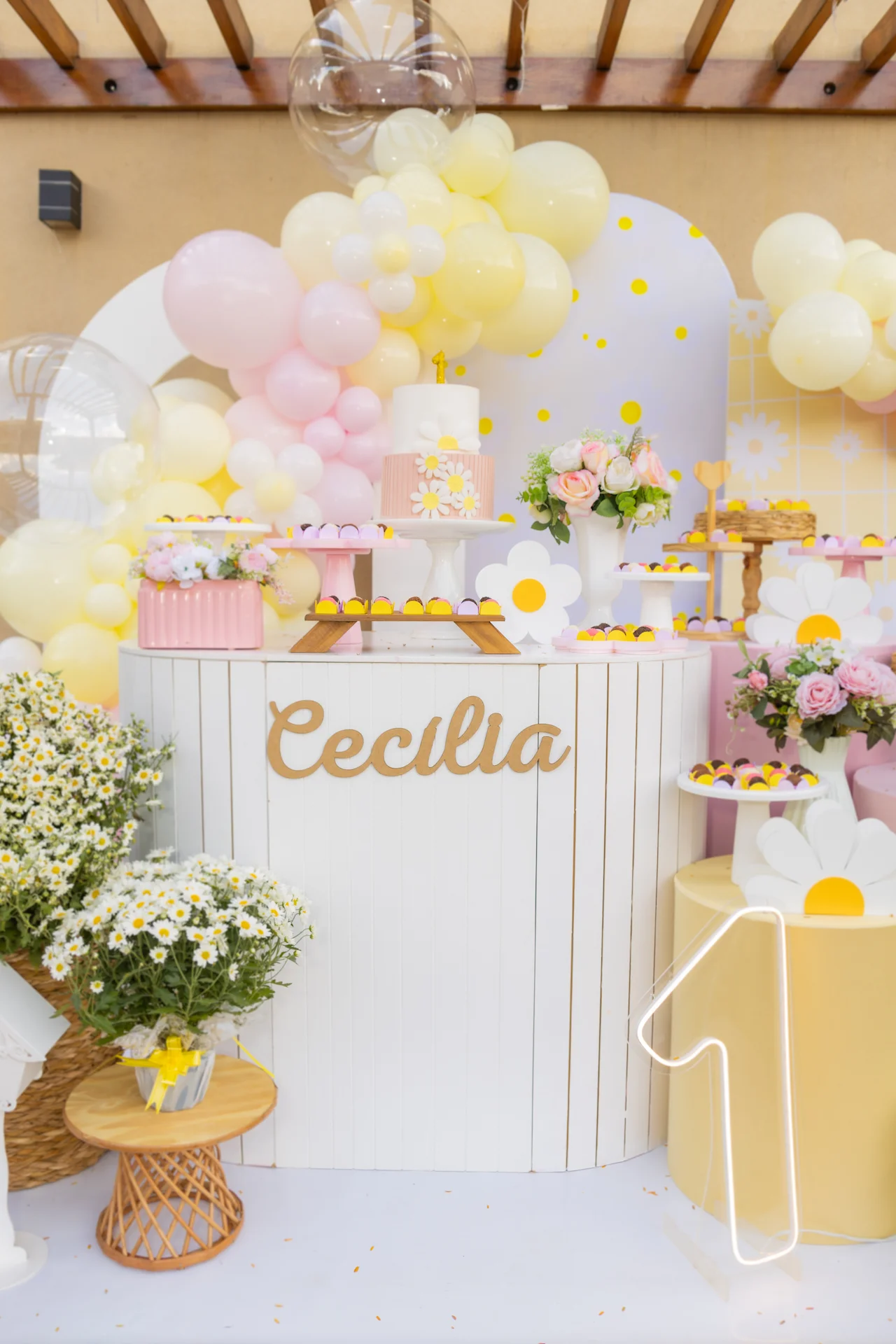 Decoração de aniversário infantil com tema de flores