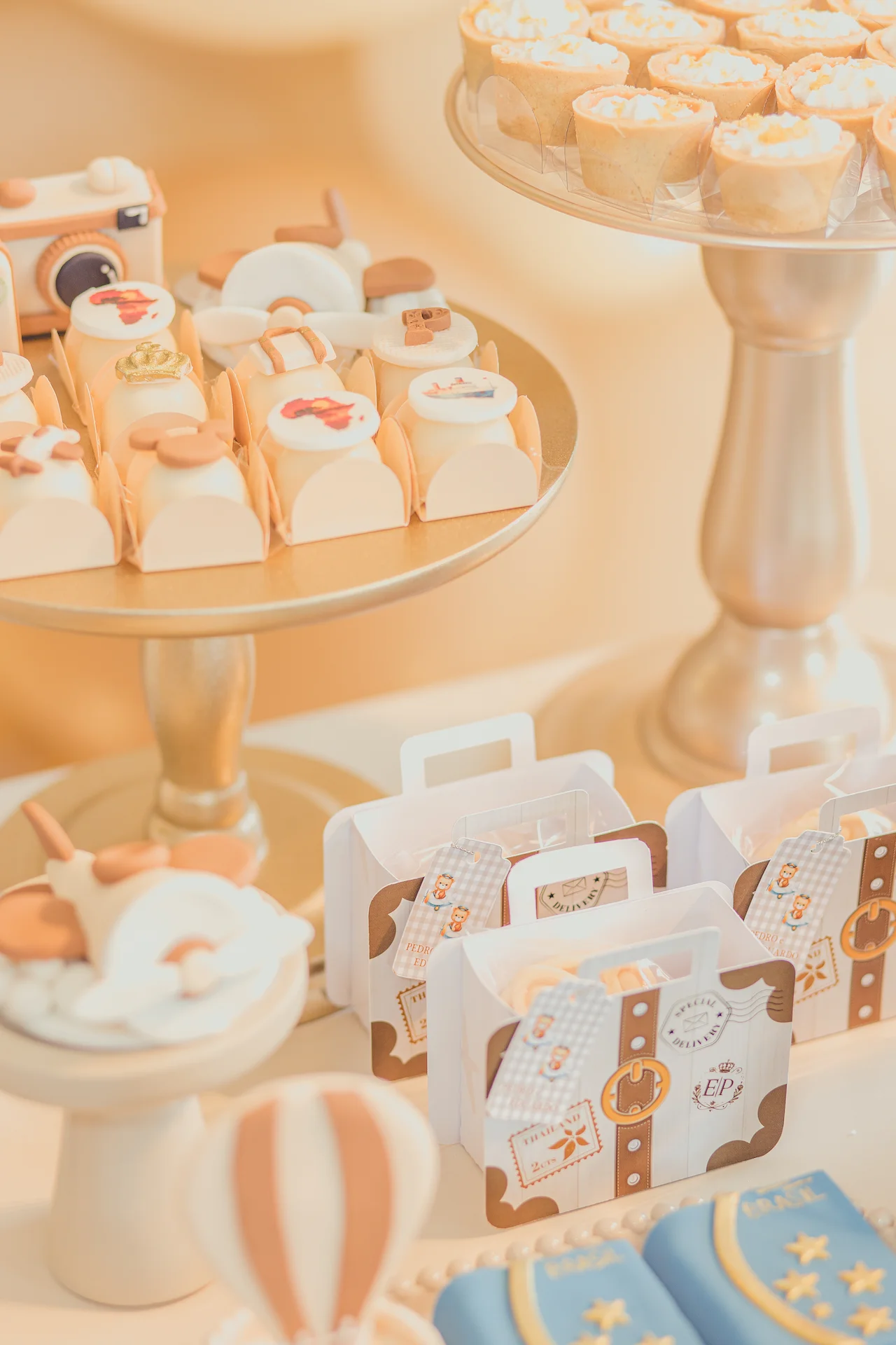 Chá de bebê de gêmeos com decoração temática