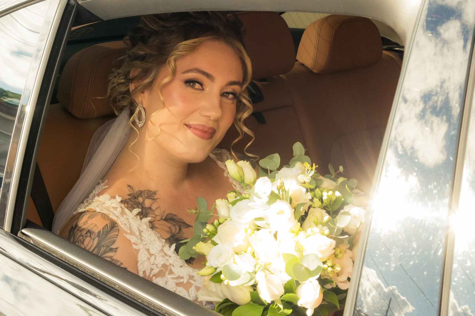 Noiva com vestido de casamento e buquê de flores