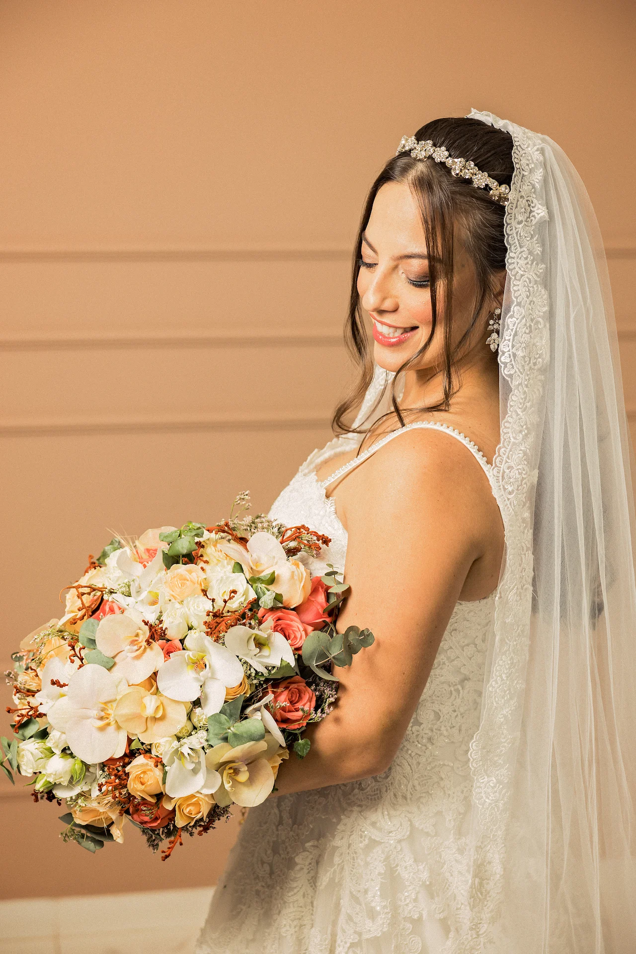 Noiva com vestido de casamento e buquê de flores