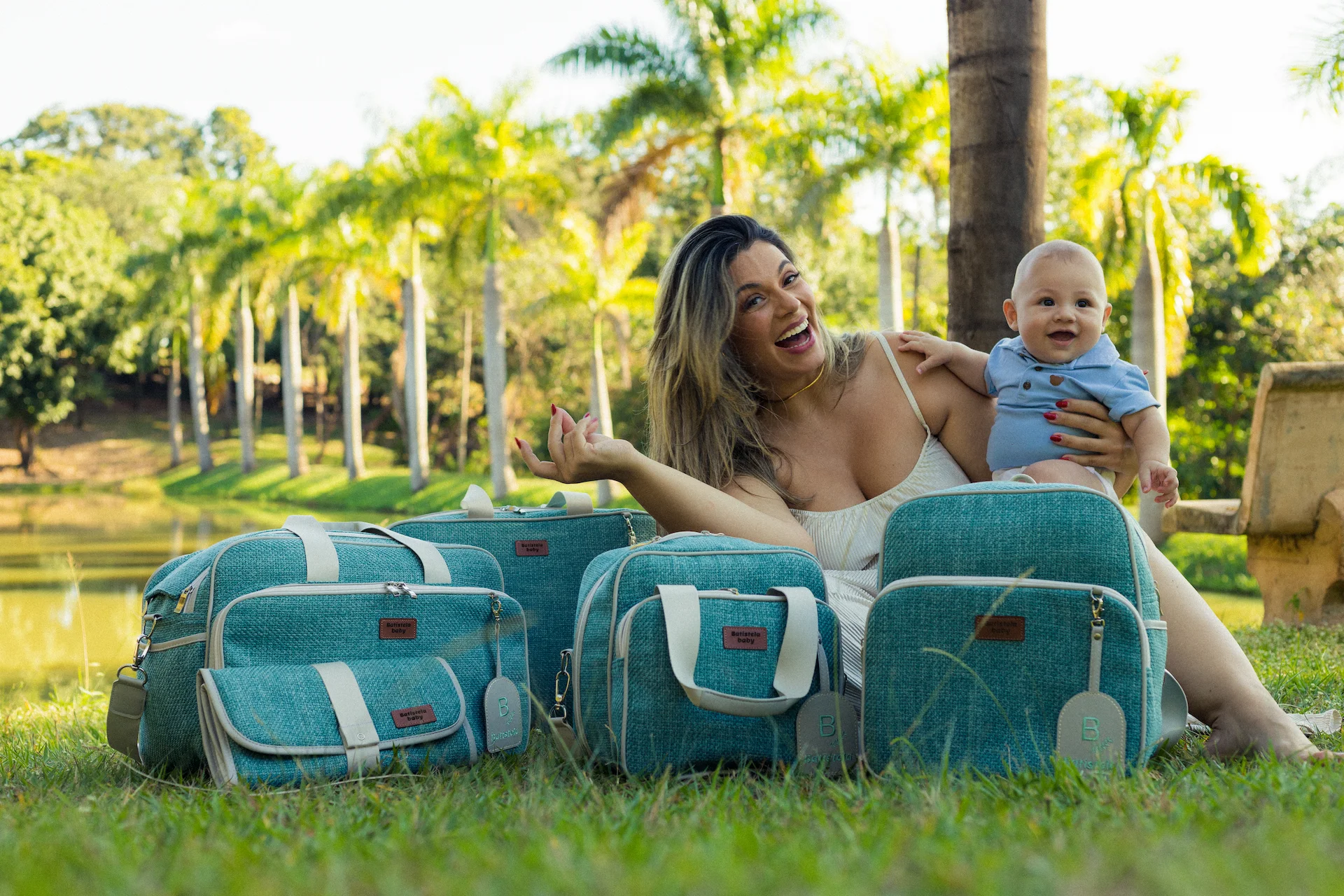 Mãe e filho acampando, utilizando produtos da Batistela Baby