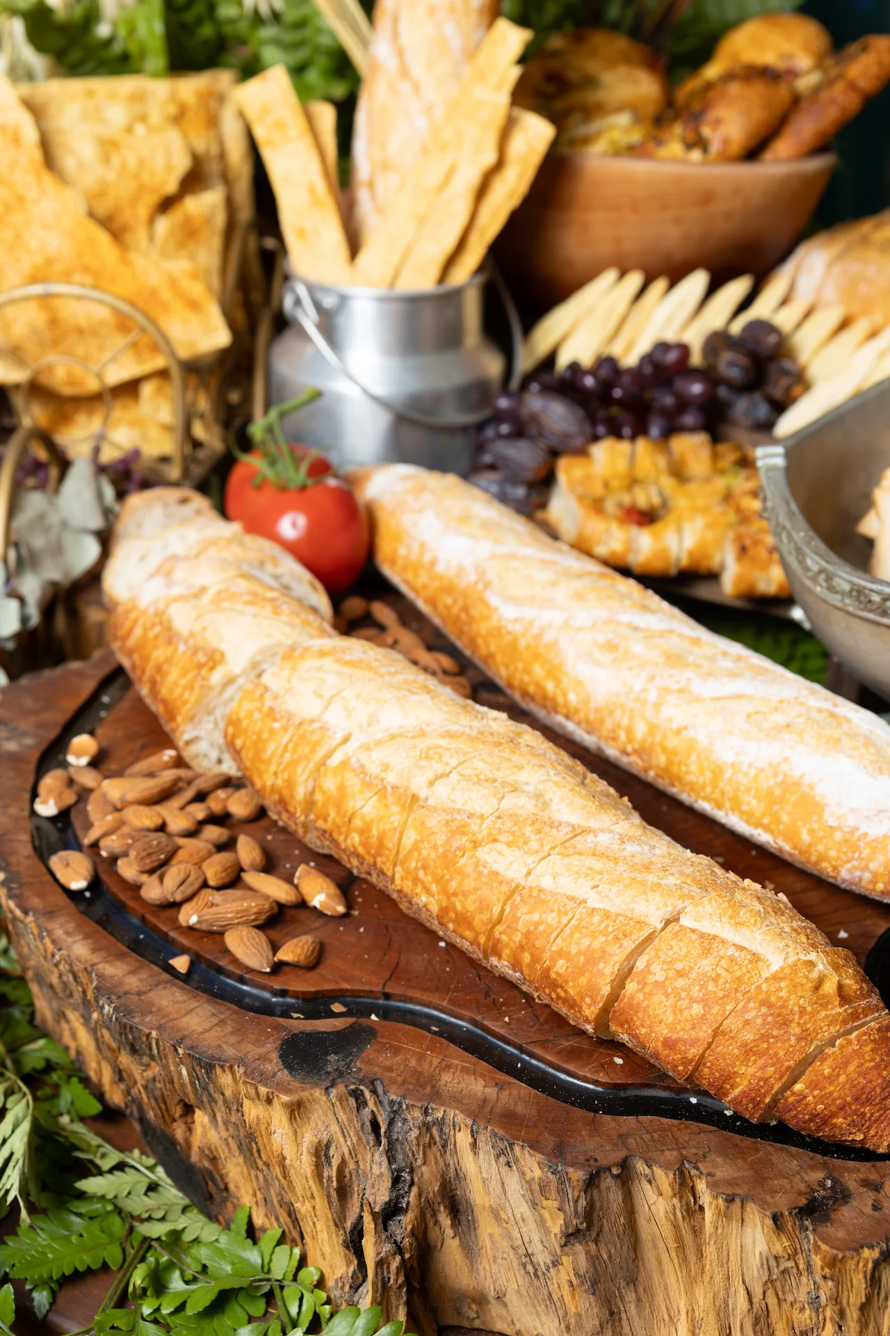 Mesa de buffet com alimentos e decoração elegante da Muller Gastronomia