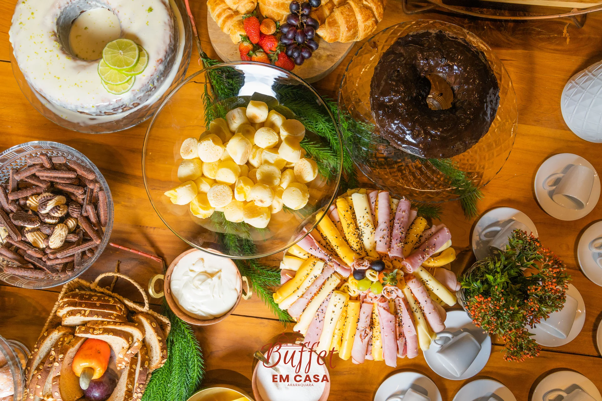Mesa de buffet com alimentos e decoração elegante